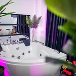De Lux Jacuzzi Pat Rotund Semineu Zona Ford شقة