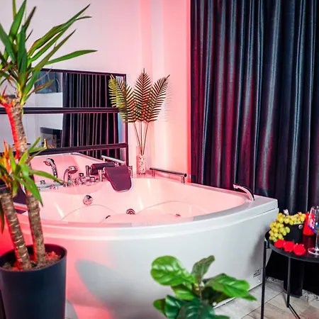 De Lux Jacuzzi Pat Rotund Semineu Zona Ford Appartamento Craiova