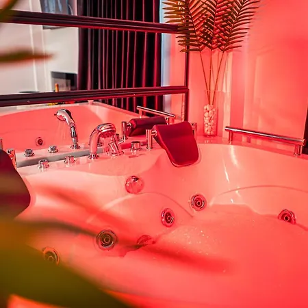 Apartament De Lux Jacuzzi Pat Rotund Semineu Zona Ford Craiova